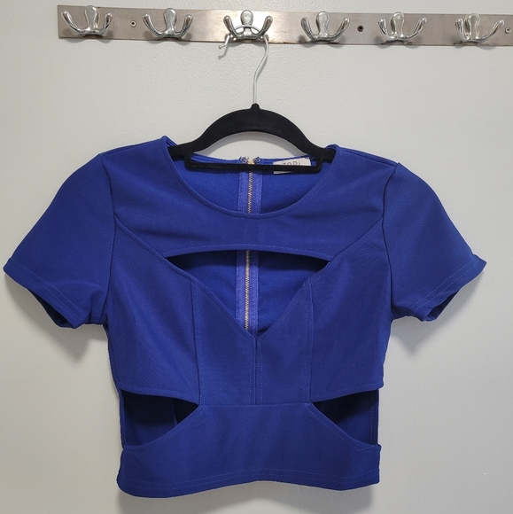TOBI Cutout Crop-top - Picture 1 of 4